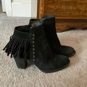 Size: 7 Womens black fridged booties